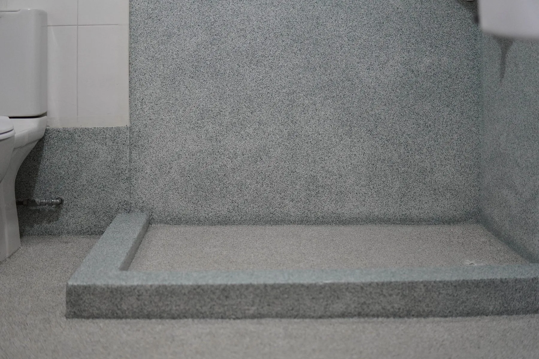 Shower step and walls in grey IFS Epoxy Flake Lining